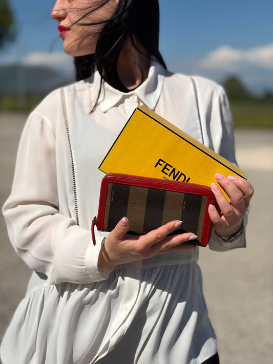 Indossata, Portafoglio realizzato in tessuto color tabacco trama Pequin e finiture in pelle. Originale, usato, di lusso, in ottime condizioni.