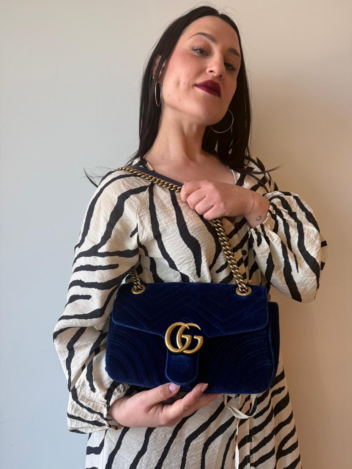 Indossata, Borsa Gucci Marmont nella misura media in velluto color blu. Indossabile a tracolla oppure a spalla. Originale, usata, di lusso, in ottime condizioni.