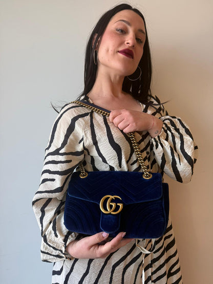 Indossata, Borsa Gucci Marmont nella misura media in velluto color blu. Indossabile a tracolla oppure a spalla. Originale, usata, di lusso, in ottime condizioni.