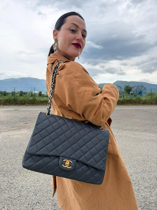 Borsa Chanel Maxi Jumbo caviar grigia