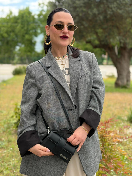 Indossata, Borsa Jacquemus nella versione Le Bambino in pelle nera. Originale, usata, di lusso, in condizioni eccellenti.