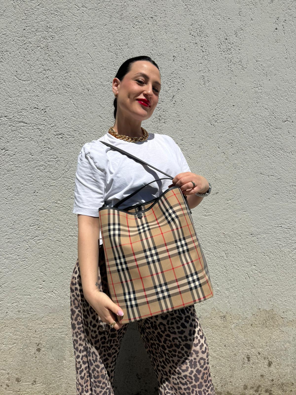 Indossata, Borsa Burberry in tessuto beige trama tartan e finiture in pelle nera, indossabile a mano oppure a spalla. Originale, usato, di lusso, in condizioni eccellenti.
