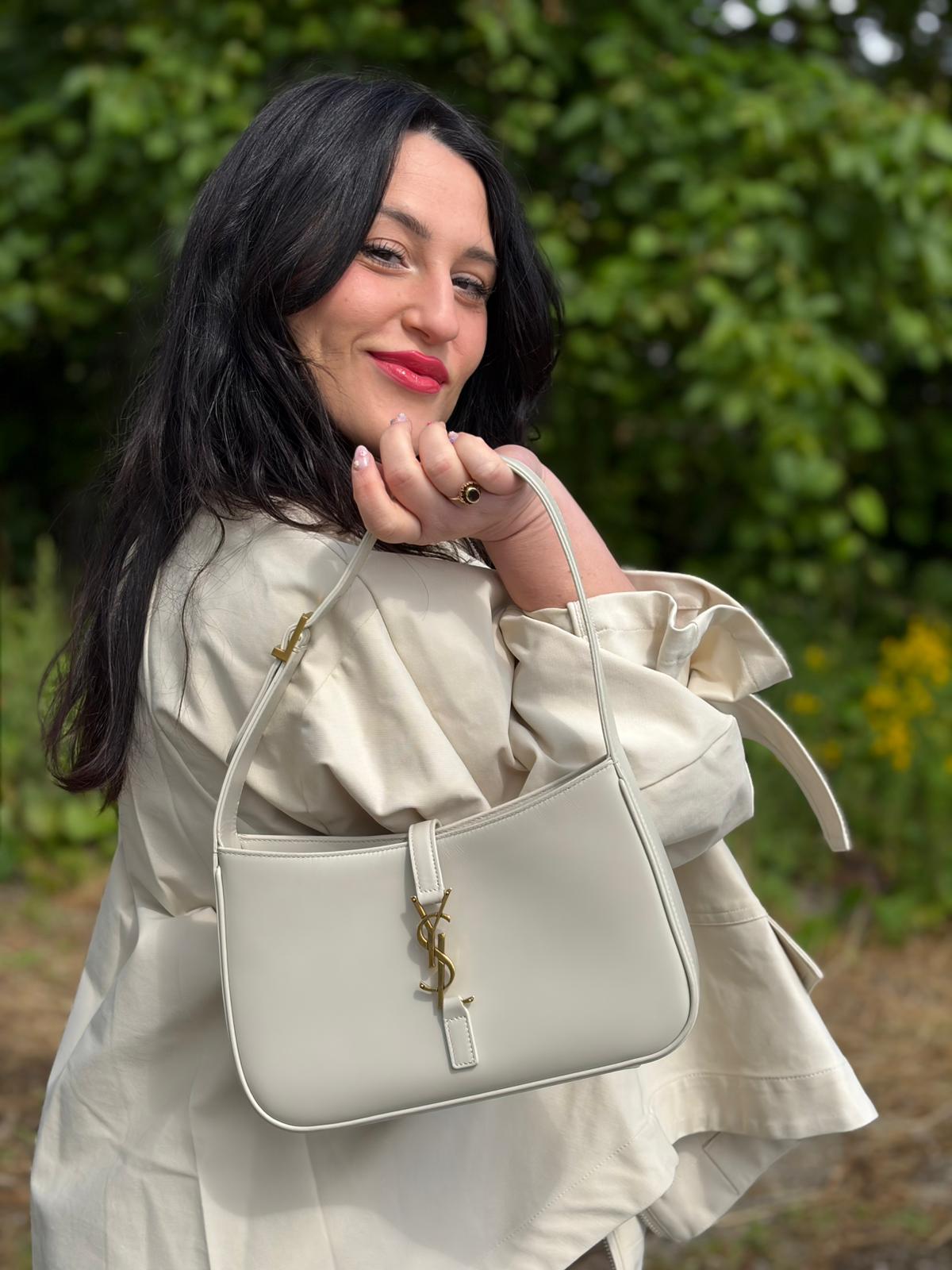 Borsa Saint Laurent LE 5 À 7 in pelle bianca, compatta e spaziosa, puoi portarla a mano o a spalla, di lusso, originale, ottime condizioni, usata.