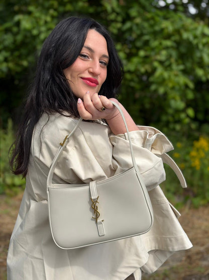 Borsa Saint Laurent LE 5 À 7 in pelle bianca, compatta e spaziosa, puoi portarla a mano o a spalla, di lusso, originale, ottime condizioni, usata.