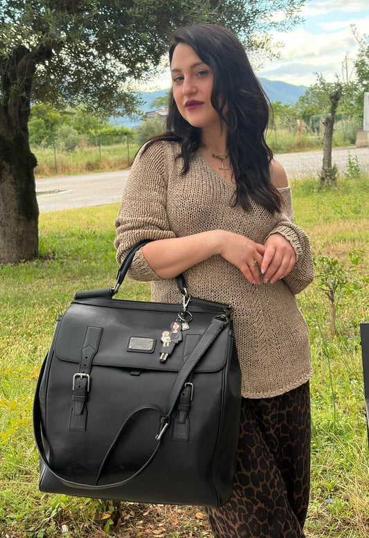 Indossata, Borsa da viaggio D&G realizzata in pelle nera con hardware argentato anticato e charms decorativi. Indossabile a mano oppure a tracolla. Originale, usata, di lusso, in ottime condizioni.