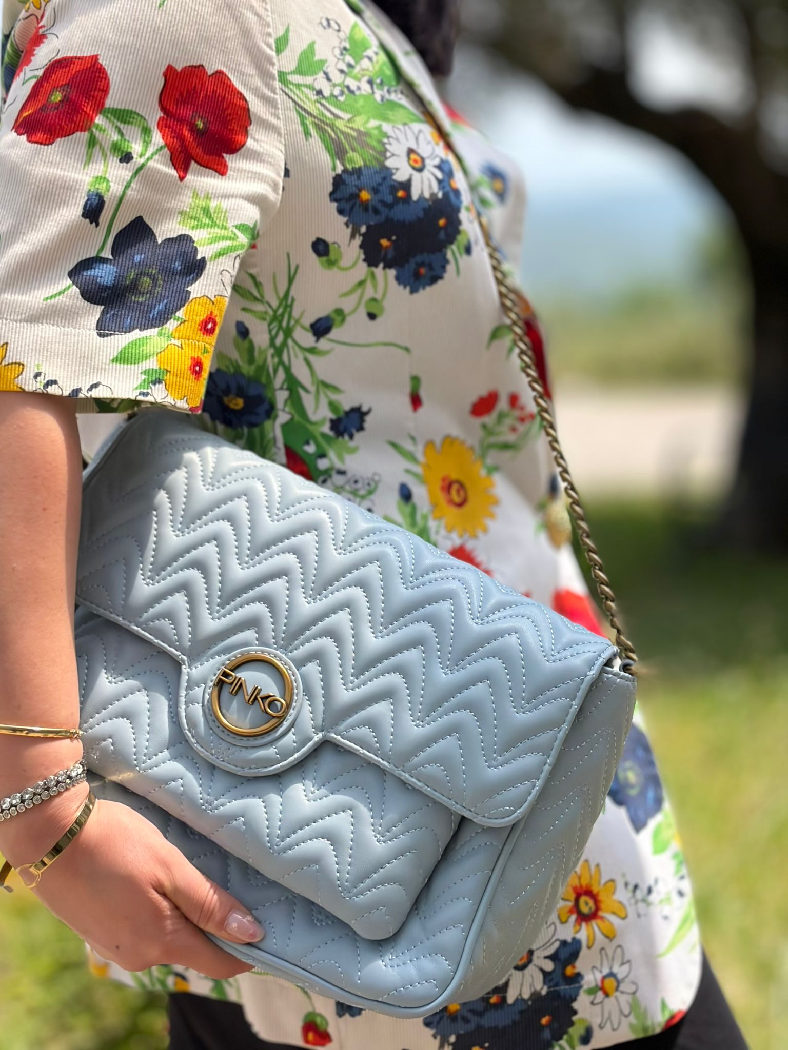 Indossata, Borsa Pinko in pelle caratterizzata da una trapuntatura ricamata a zigzag su tutta la superficie con hardware dorato. Indossabile a tracolla.