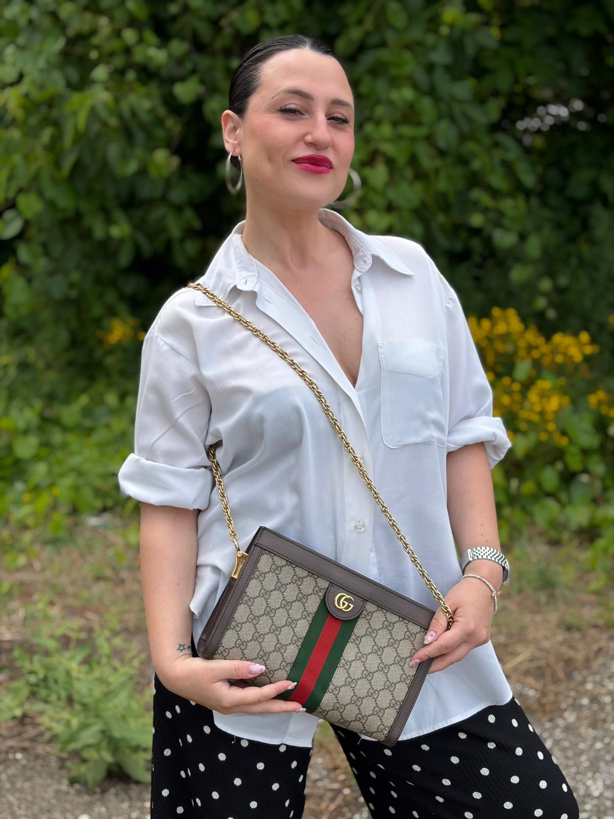 Indossata, Borsa Gucci Ophidia GG beige con finiture in pelle marrone, con iconica striscia Web verde e rossa sul front. Indossabile a tracolla. Originale, usata, di lusso, in ottime condizioni.