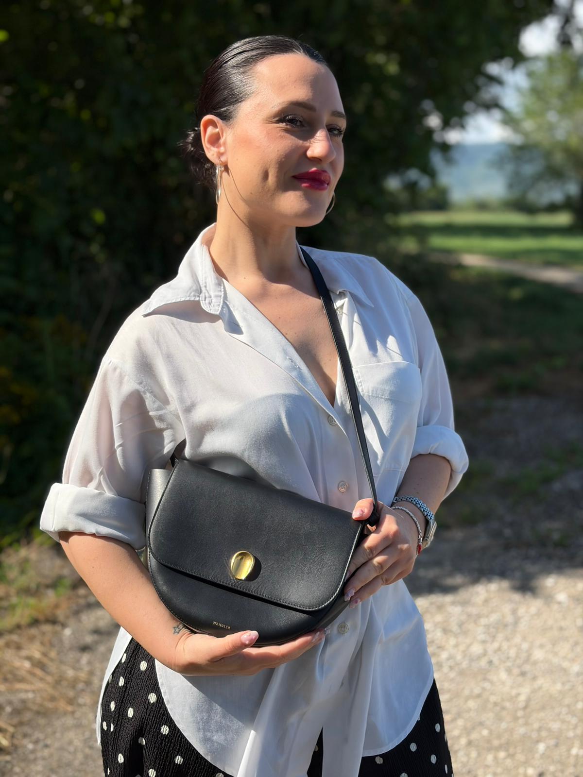 Indossata, Borsa Wandler billy in pelle nera con hardware dorato. Indossabile a tracolla. Originale, usata, di lusso in ottime condizioni.