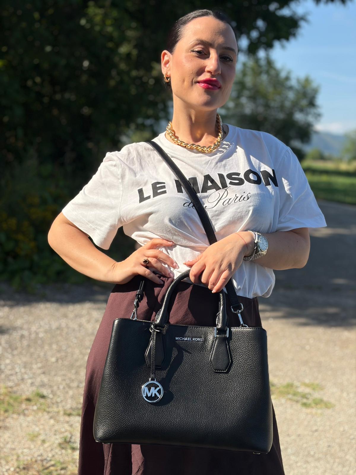 Indossata, Tote Camille M.K. in pelle martellata nera e hardware argentato; puoi portarla a mano, a tracolla.