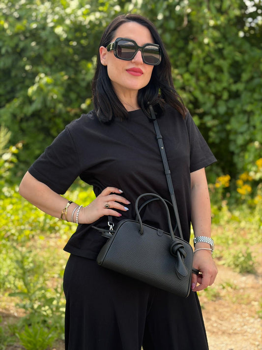 Indossata, Borsa Jacquemus nella versione piccola in pelle martellata nera, da portare a mano o a tracolla. Originale, usata, di lusso, in condizioni eccellenti.