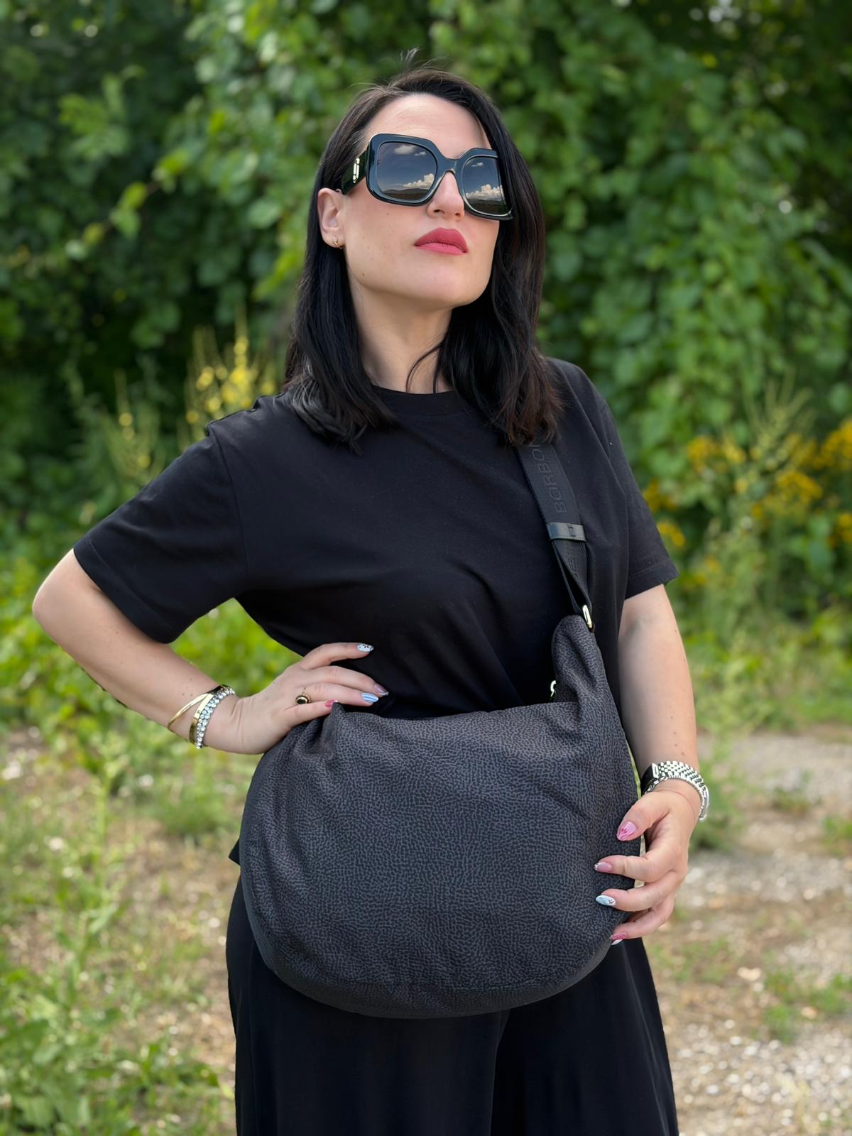 Indossata, Borsa Borbonese in poliestere color nero e grigio antracite trama occhio di pernice, morbida e capiente, presenta una tracolla regolabile e dettagli metallici color oro. Originale, usata, di lusso, in condizioni eccellenti.