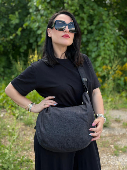 Indossata, Borsa Borbonese in poliestere color nero e grigio antracite trama occhio di pernice, morbida e capiente, presenta una tracolla regolabile e dettagli metallici color oro. Originale, usata, di lusso, in condizioni eccellenti.