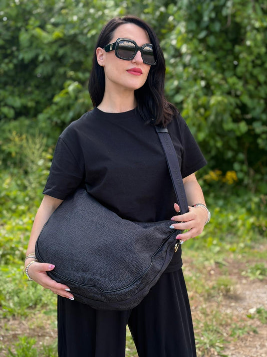 Indossata, Borsa Borbonese in poliestere color nero e grigio antracite trama occhio di pernice, morbida e capiente, presenta una tracolla regolabile e dettagli metallici color oro. Originale, usata, di lusso, in condizioni ottime