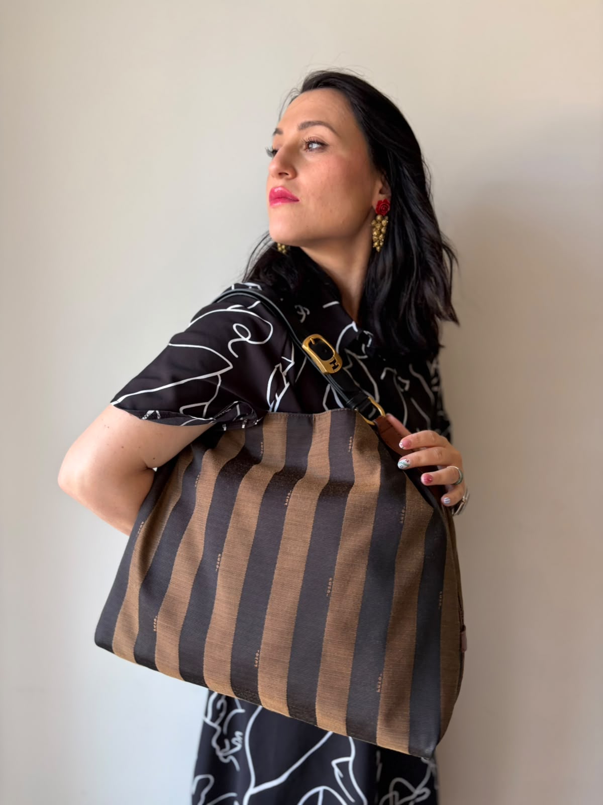 Indossata, Borsa a spalla Fendi in tessuto trama Pequin in marrone e beige, finiture in pelle nocciola e metalleria dorata. Indossabile a spalla. Originale, usata, di lusso, in ottime condizioni.