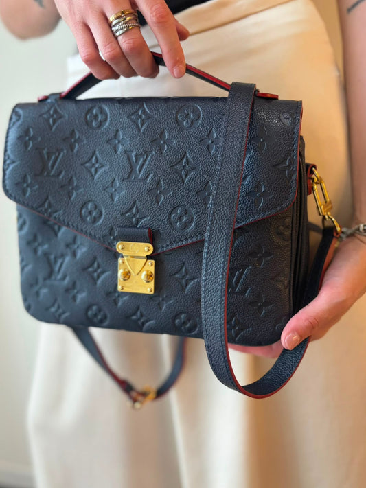 Indossata, Borsa Louis Vuitton Métis in pelle monogram empreinte blu notte con parti metalliche dorate. Munita di un manico e tracolla regolabile con fibbia e amovibile. Originale, usata, di lusso, in ottime condizioni.