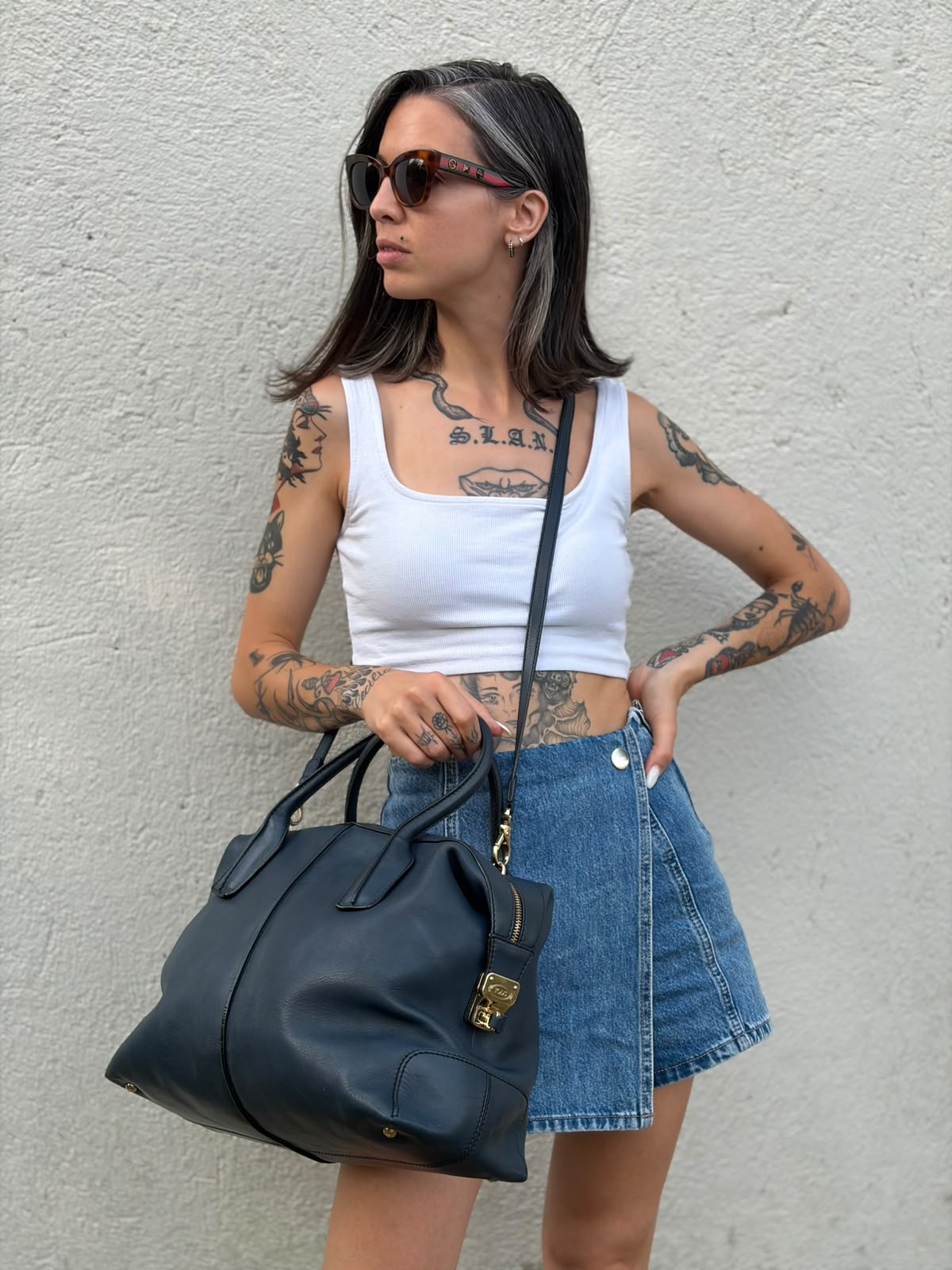 Indossata, Borsa Tod's in pelle blu indossabile a tracolla, a spalla o a mano. Originale, usata, di lusso, in ottime condizioni.