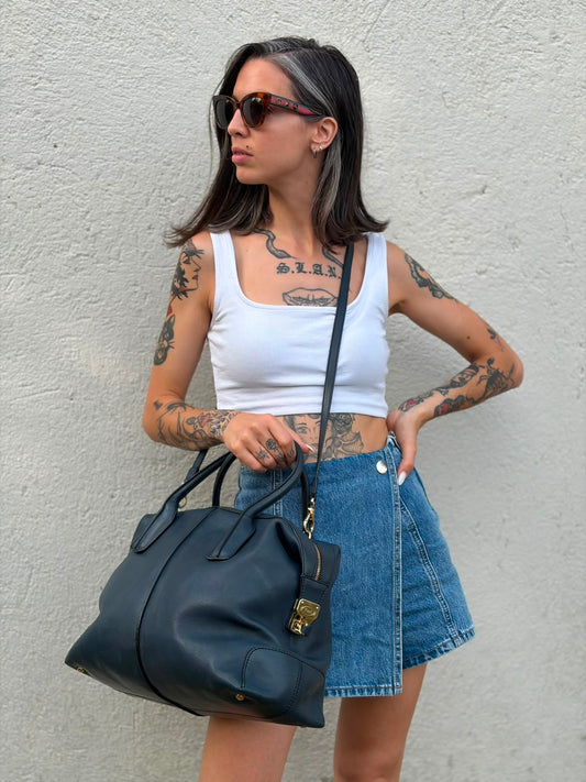 Indossata, Borsa Tod's in pelle blu indossabile a tracolla, a spalla o a mano. Originale, usata, di lusso, in ottime condizioni.