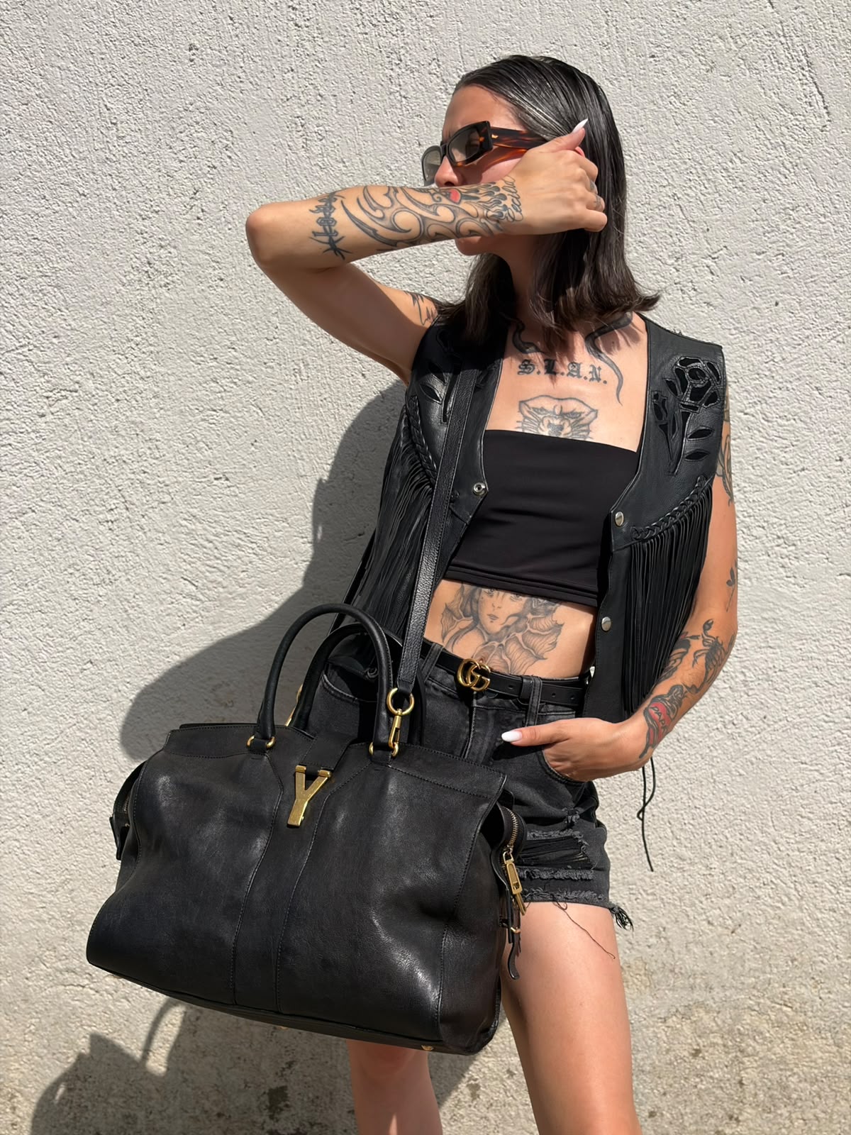 Foto indossta borsa Yves Saint Laurent modello Cabas Chyc in pelle nera con parti metalliche dorate. Originale, di lusso, usato, in condizioni ottime.