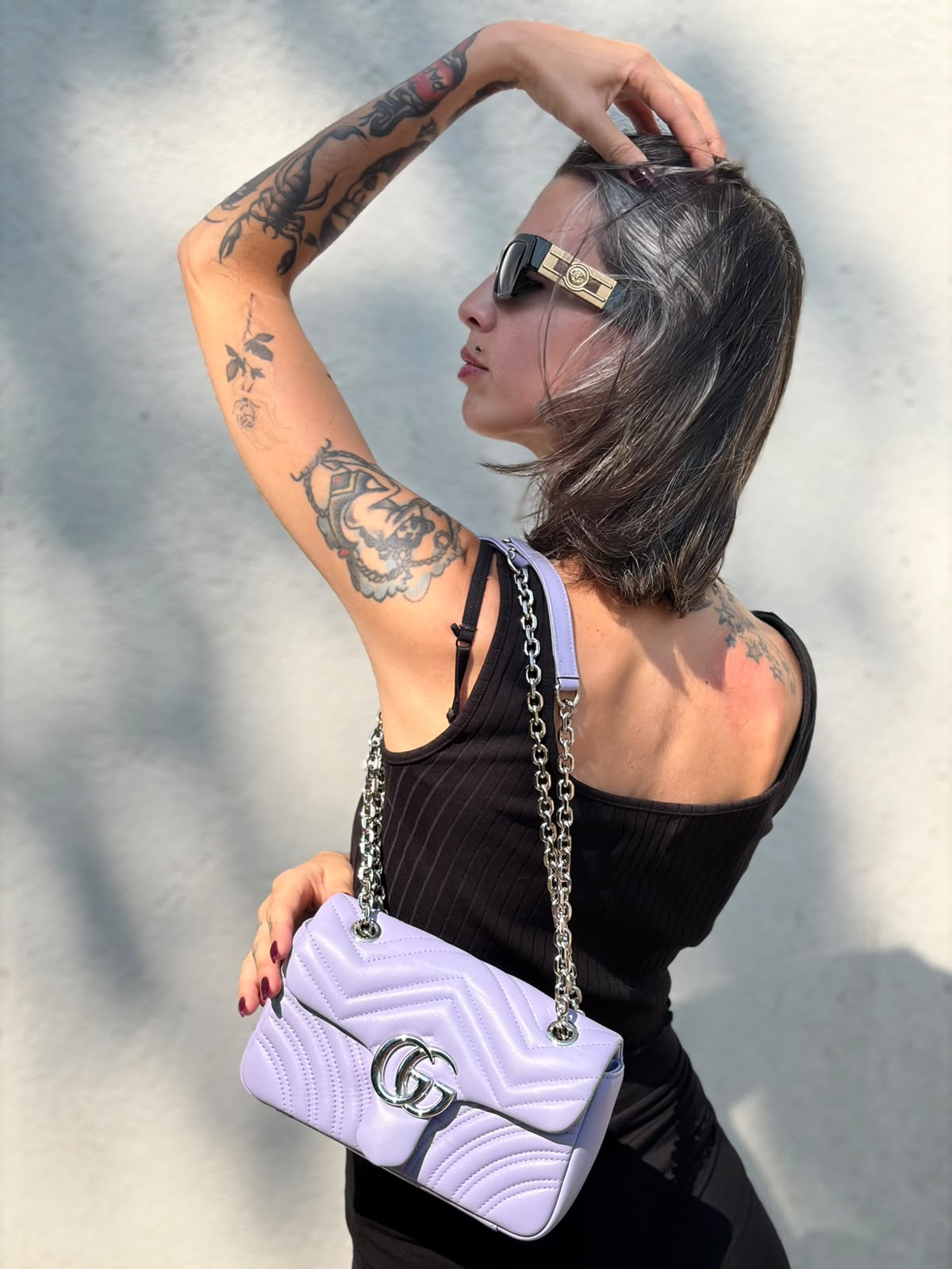 Indossata Borsa Gucci Marmont nella versione piccola in pelle color lilla e hardware argentato indossabile a spalla e a tracolla. Originale, usata, di lusso, in ottime condizioni.