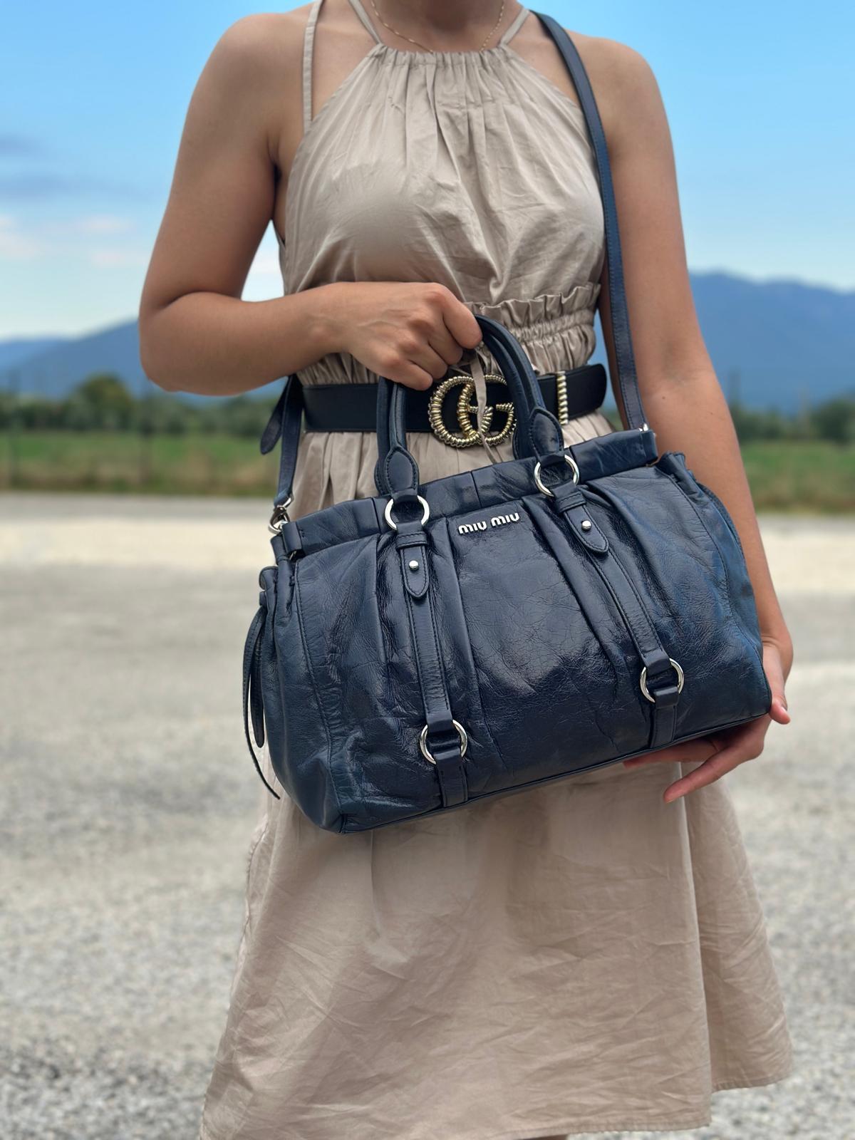 Indossata, Borsa Miu Miu Satchel realizzata in pelle blu con hardware argentato. Originale, usata, di lusso, in ottime condizioni.