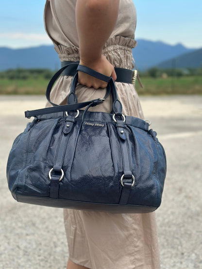 Indossata, Borsa Miu Miu Satchel realizzata in pelle blu con hardware argentato. Originale, usata, di lusso, in ottime condizioni.