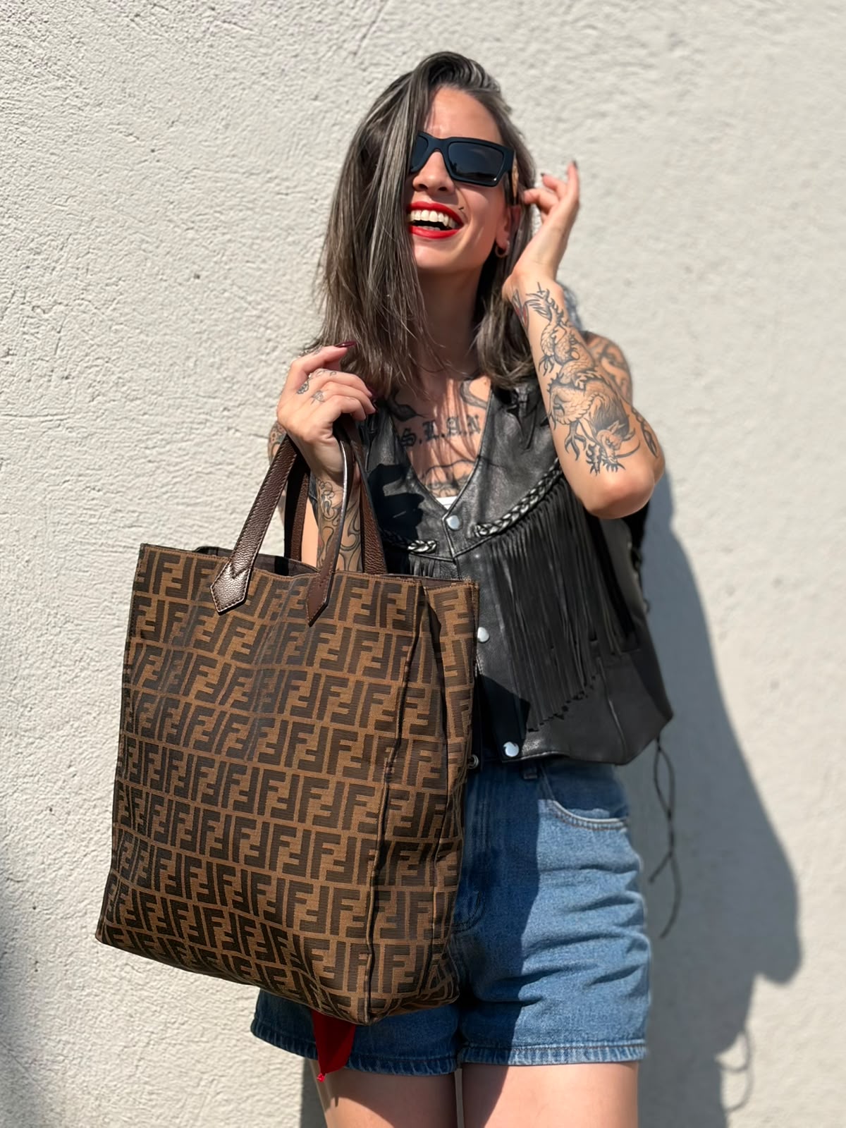 Indossata, Sac Plat Fendi color tabacco trama Zucca in tessuto e finiture in pelle marrone. Originale, usata, di lusso, in ottime condizioni.