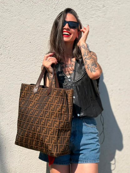 Indossata, Sac Plat Fendi color tabacco trama Zucca in tessuto e finiture in pelle marrone. Originale, usata, di lusso, in ottime condizioni.
