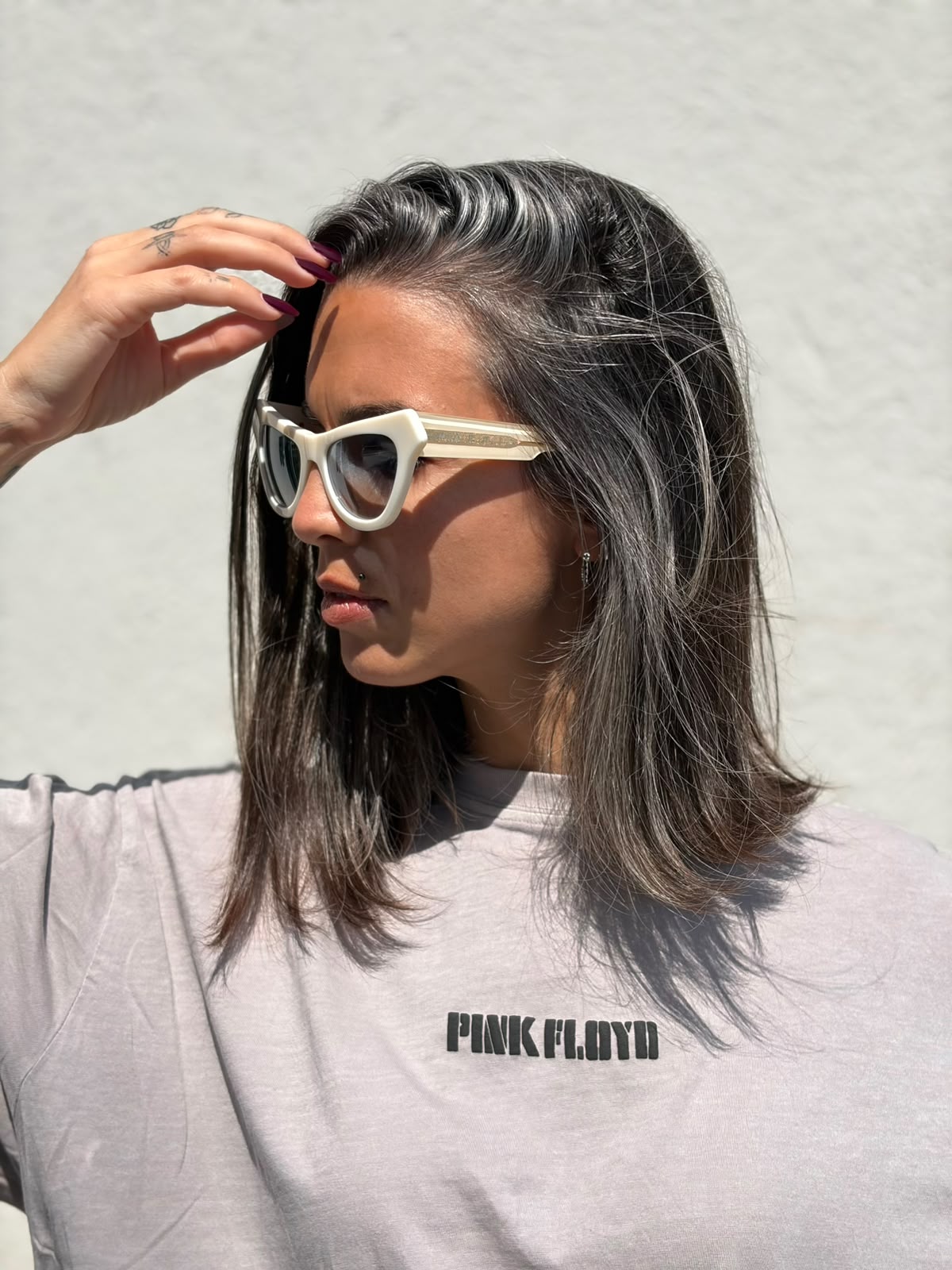 Indossata, Occhiali da sole Marni in acetato color avorio con lenti sfumate blu e montatutra cat-eye. Originali, usati, di lusso, in ottime condizioni.