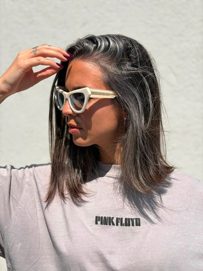 Indossata, Occhiali da sole Marni in acetato color avorio con lenti sfumate blu e montatutra cat-eye. Originali, usati, di lusso, in ottime condizioni.
