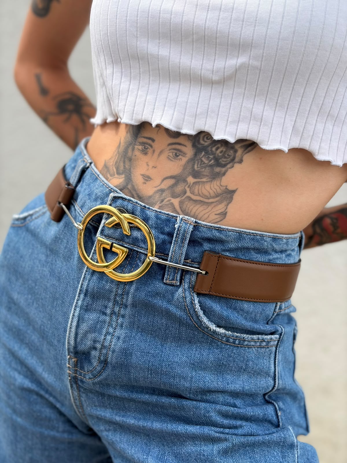 Indossata, Cintura Gucci in pelle marrone con fibbia tradizionale in metallo argentato e grande elemento decorativo GG dorato inserito lungo la cintura. Originale, usata, di lusso, in ottime condizioni.