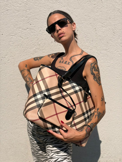 Indossata, Borsa Burberry in canvas trama tartan e finiture in pelle vernis nera, puoi portarla a spalla. Originale, usata, di lussso, in ottime condizioni.