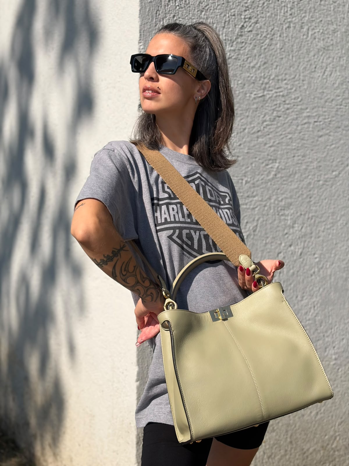 Indossata, Elegante borsa Fendi Peekaboo in morbida pelle color verde salvia caratterizzata dall’iconica chiusura girevole in metallo dorato, dotata di manico superiore e ampia tracolla removibile in tessuto. da indossare a mano oppure a spalla. Originale, usata, di lusso, in ottime condizioni.