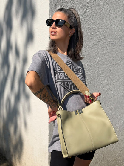 Indossata, Elegante borsa Fendi Peekaboo in morbida pelle color verde salvia caratterizzata dall’iconica chiusura girevole in metallo dorato, dotata di manico superiore e ampia tracolla removibile in tessuto. da indossare a mano oppure a spalla. Originale, usata, di lusso, in ottime condizioni.