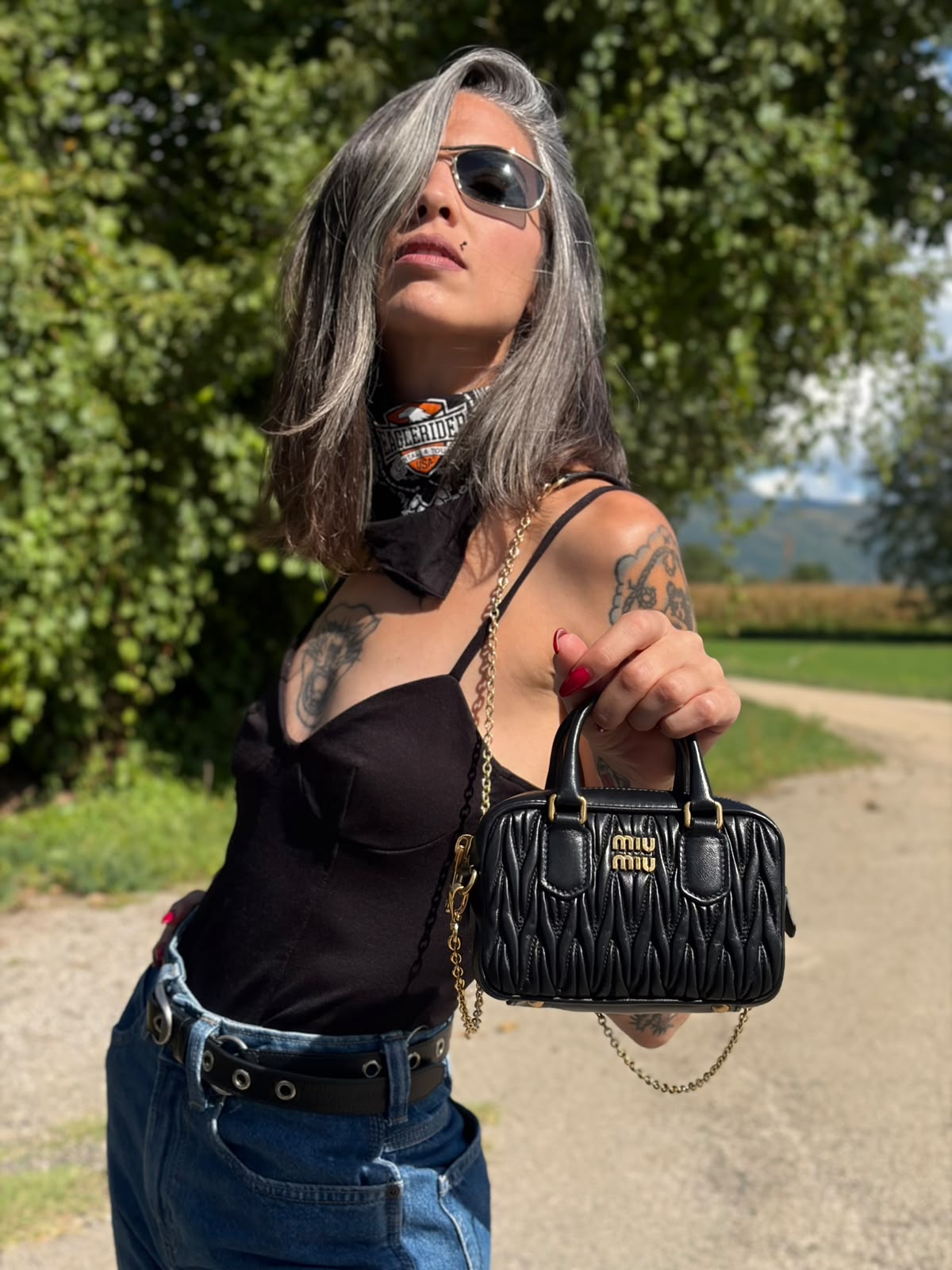 Indossata, Borsa Miu Miu Arcadie realizzata in nappa matelassé nera nella verzione mini. Da portare a mano o a tracolla. Originale, usata, di lusso, in condizioni eccellenti