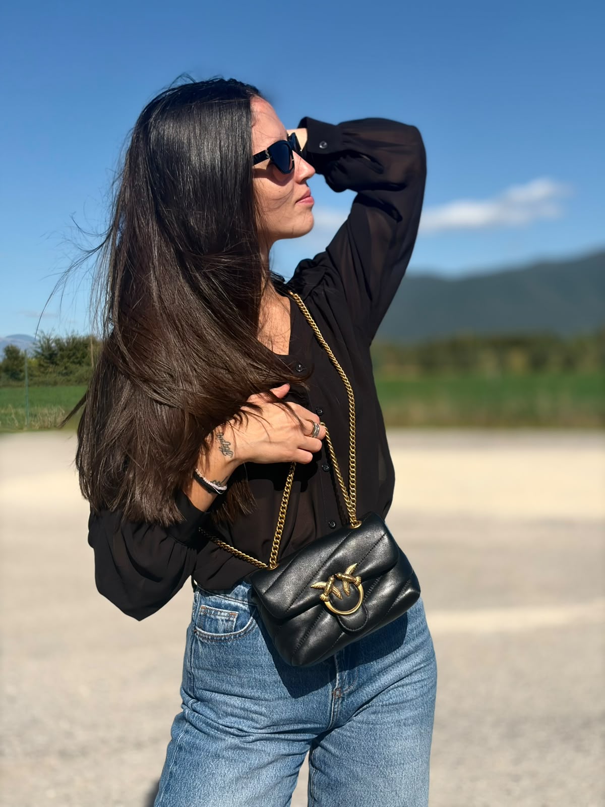 Indossata, Borsa Pinko nella versione media in morbida nappa nera trapuntata e hardware dorato, indossabile a tracolla o a spalla. Originale, usata, di lusso, in condizioni eccellenti