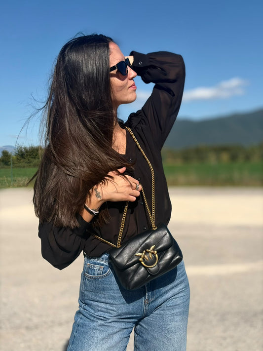 Indossata, Borsa Pinko nella versione media in morbida nappa nera trapuntata e hardware dorato, indossabile a tracolla o a spalla. Originale, usata, di lusso, in condizioni eccellenti