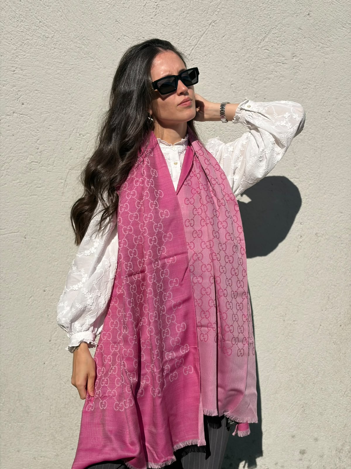 Indossata, Stola Gucci in misto seta e lana fucsia e rosa con trama GG e bordi sfrangiati. Originale, usata, di lusso in condizioni eccellenti