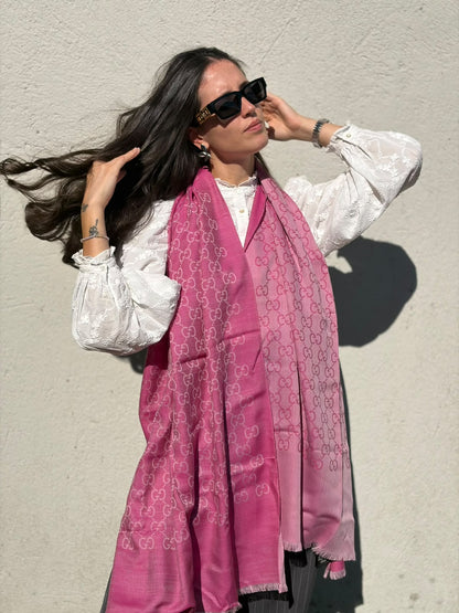 Indossata, Stola Gucci in misto seta e lana fucsia e rosa con trama GG e bordi sfrangiati. Originale, usata, di lusso in condizioni eccellenti