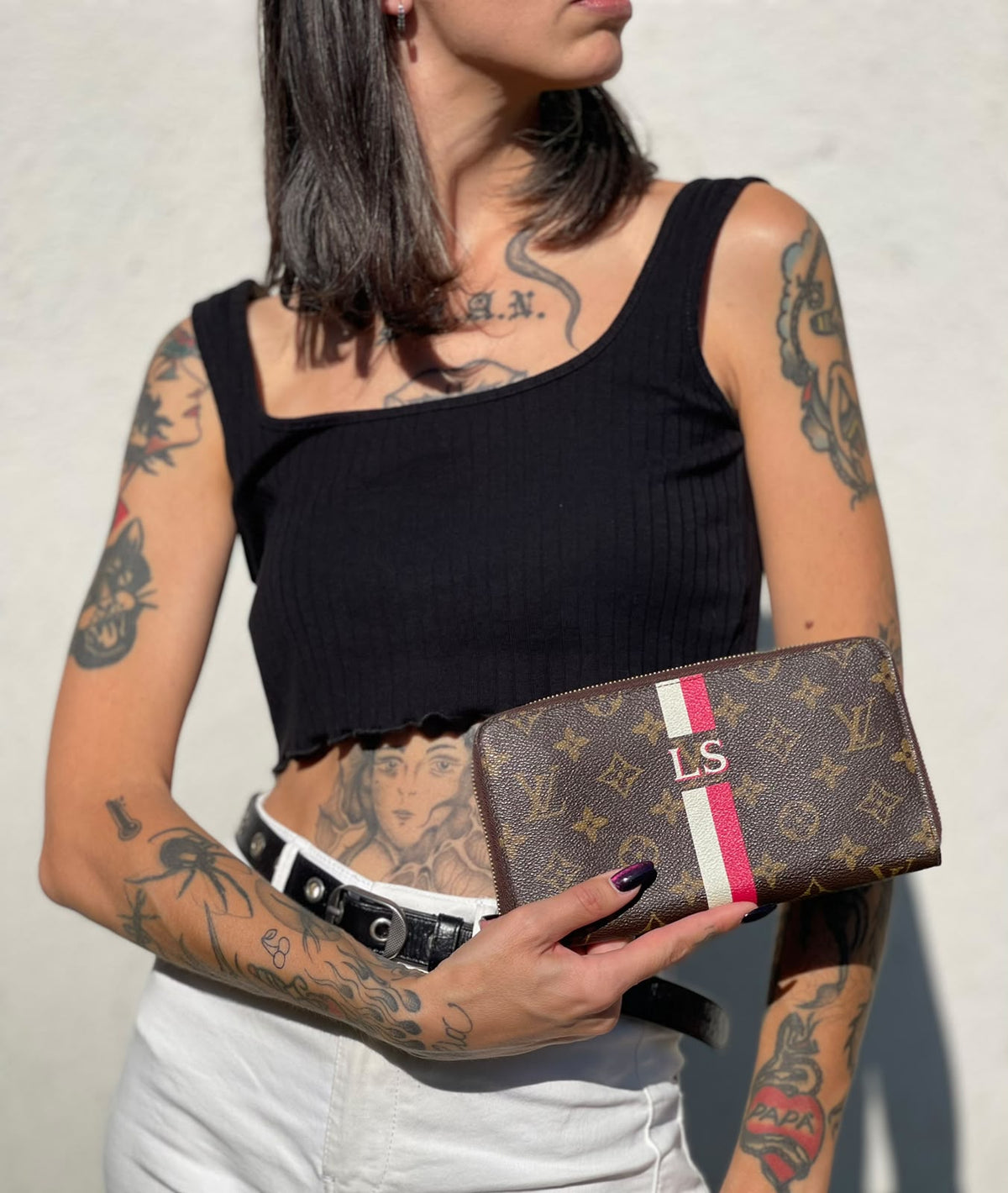 Indossata, Portafoglio Louis Vuitton in tela Monogram marrone personalizzato con strisce verticali fucsia e bianco e le iniziali LS. Originale, usato, di lusso, in ottime condizioni.