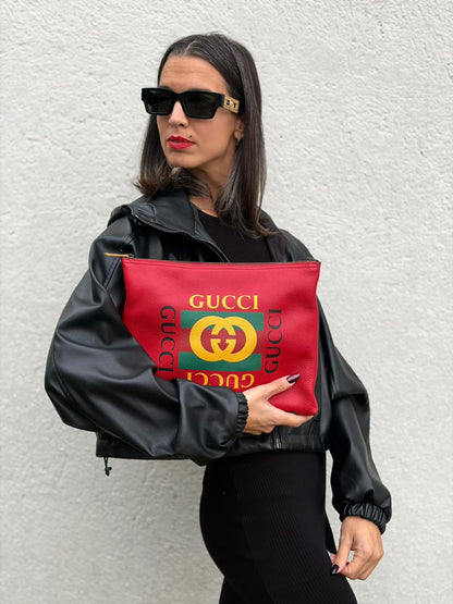 Indossata, Pochette Gucci in pelle martellata rossa con logo sul front, da portare a mano. Originale,, usata, di lusso, in ottime condizioni.
