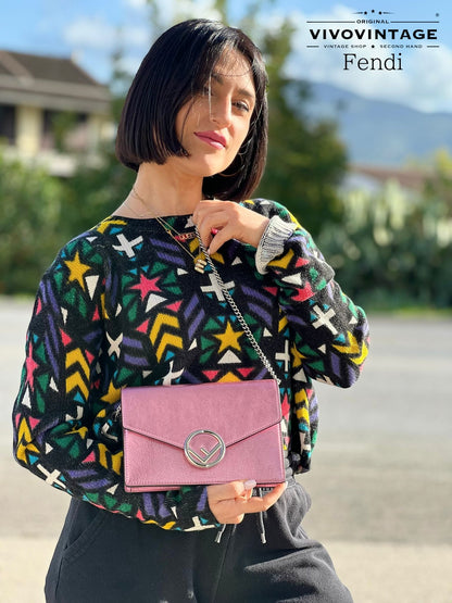 Pochette da sera Fendi in pelle rosa laminata e corredata di tracolla in catena. Borse usate originali