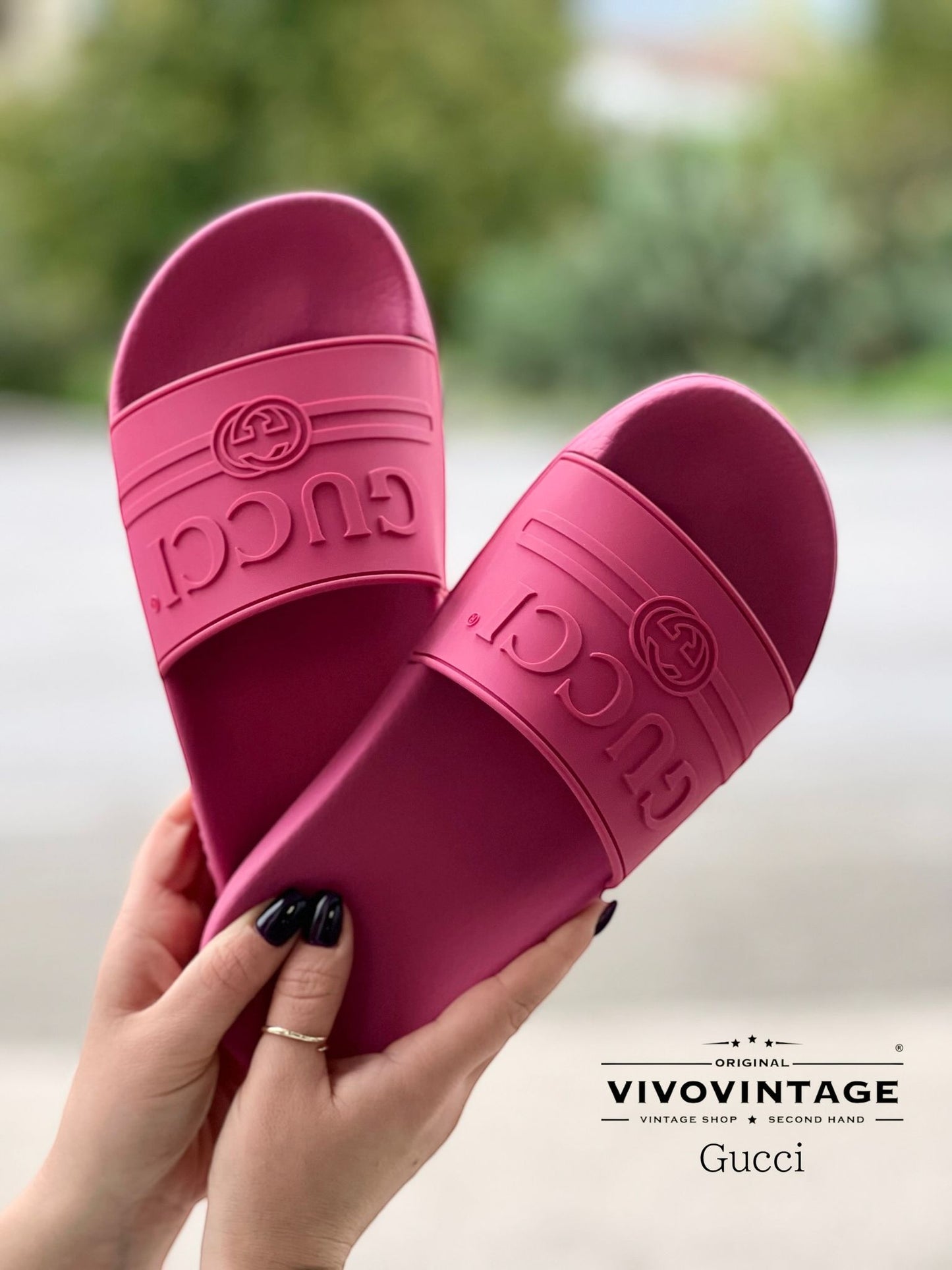 ciabatte Gucci in gomma rosa con logo. Scarpe estive originali, di lusso, usate