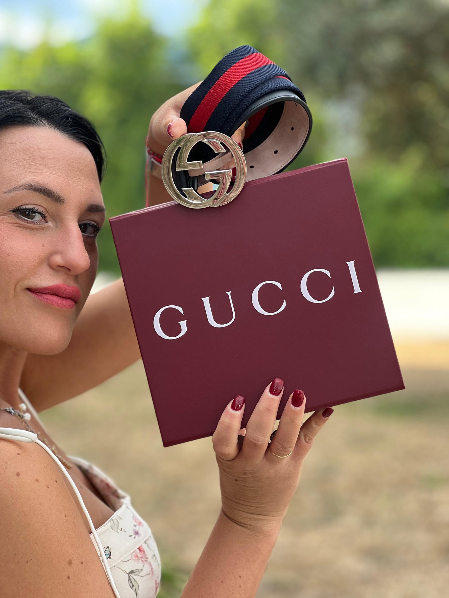 Cintura Gucci elasticizzata con strisce trama Web blu e rosse, finiture in pelle blu e parti metalliche argentate