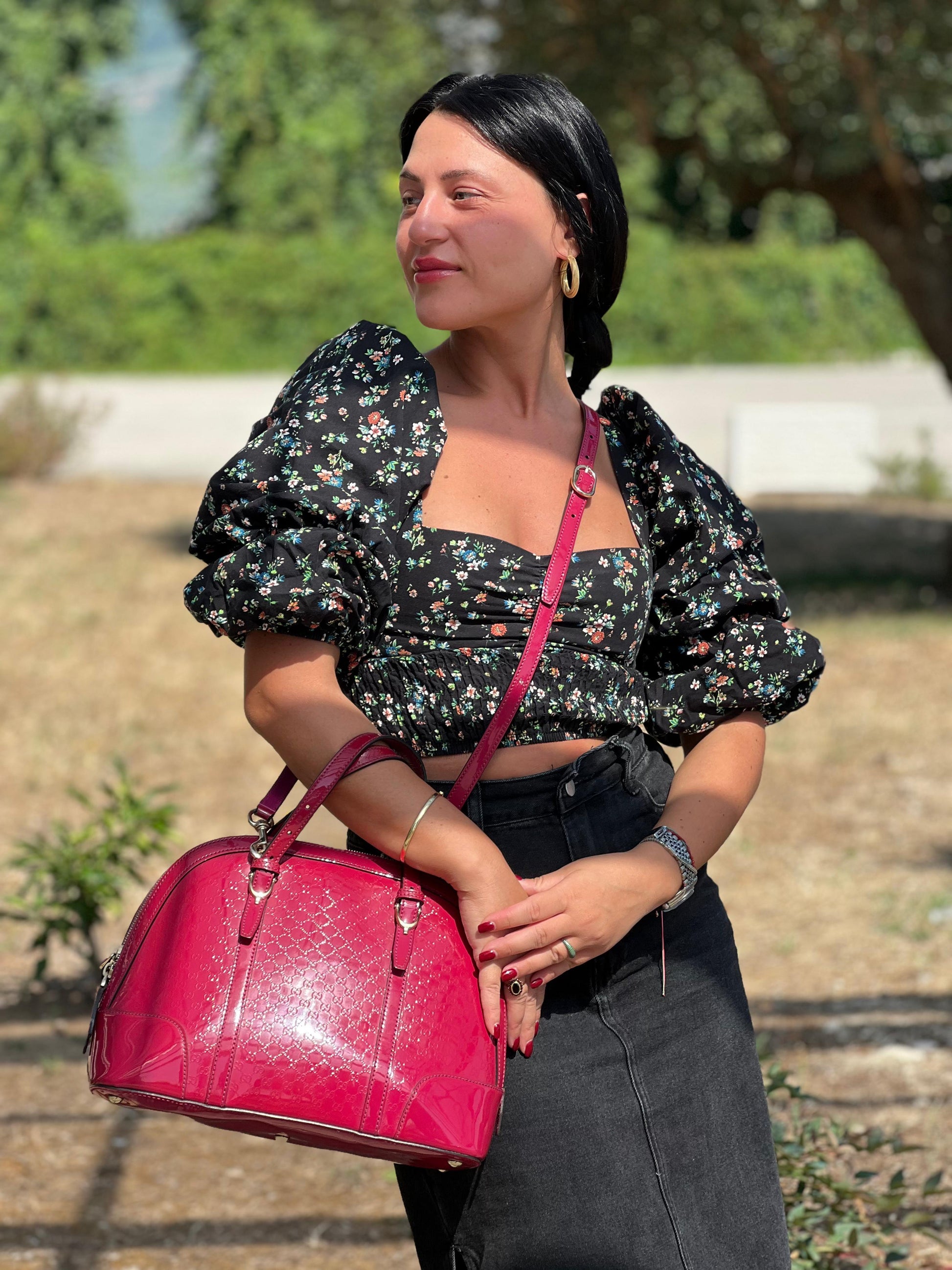 indossata Borsa Gucci in pelle verniciata rosso fragola rifinita con inserti metallici oro chiaro; munita di doppi manici e una tracolla regolabile e amovibile 
