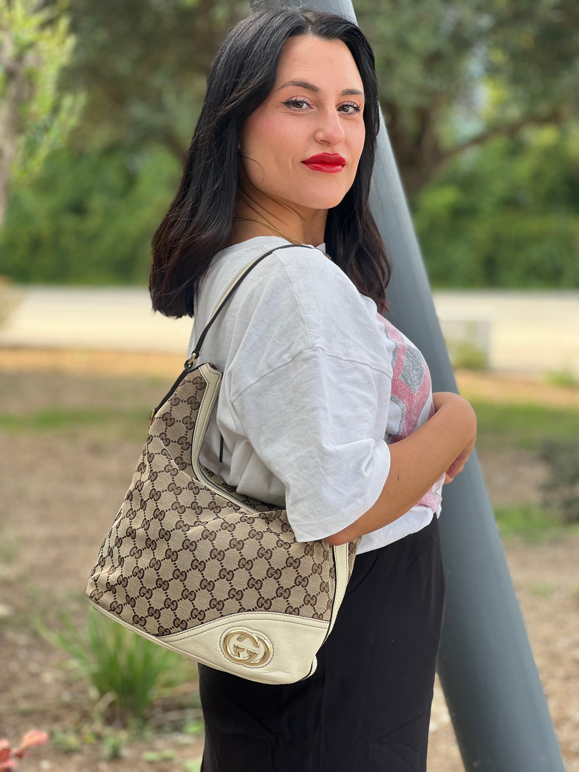 indossata Borsa Gucci in tessuto GG monogram beige con parti metalliche dorate e finiture in pelle; munita di un manico singolo, da portare a spalla 