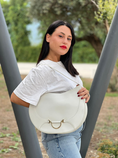 Ragazza chi indossa Borsa Borbonese in pelle bianca con parti metalliche dorate; munita di un manico singolo&nbsp;regolabile, indossabile a spalla