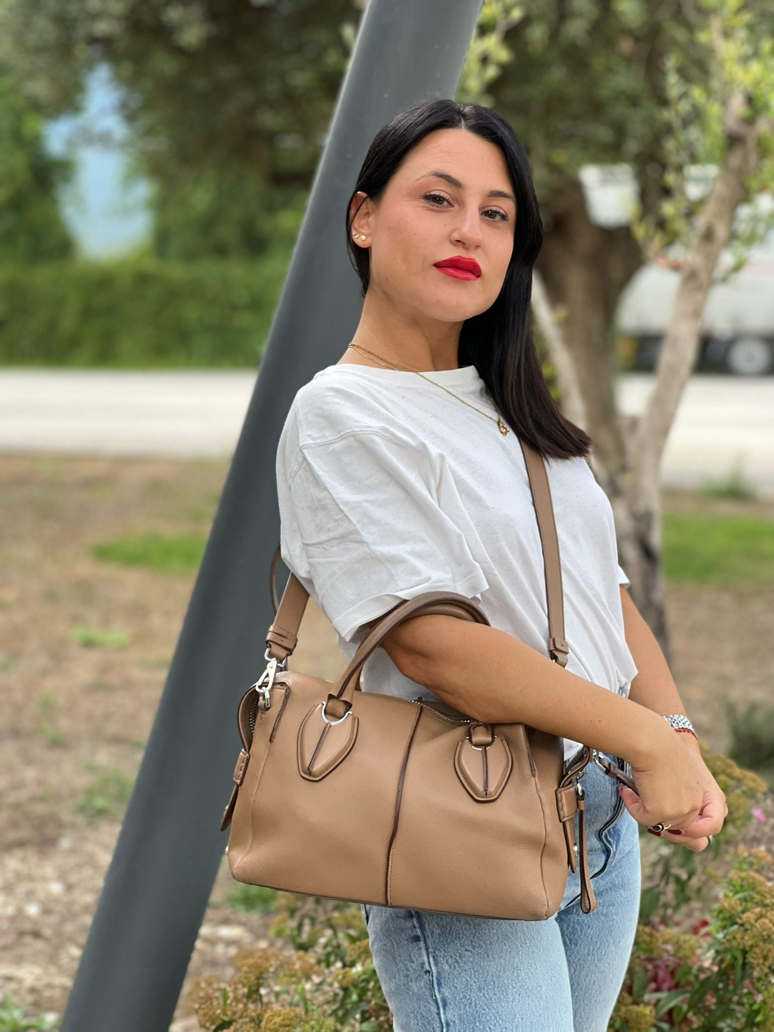 indossata Bauletto Tod's in pelle color nocciola con parti metalliche argentate; munito di doppi manici stondati e una tracolla amovibile e regolabile 