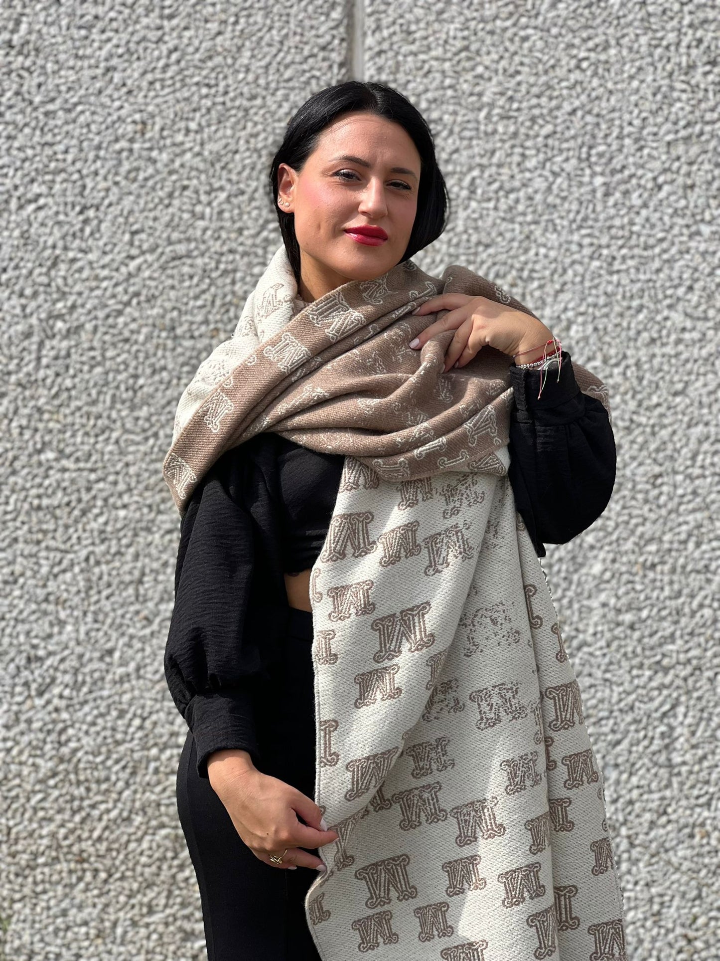 indossata Sciarpa Max Mara in 100% cashmere color cammello con bordi sfrangiati.