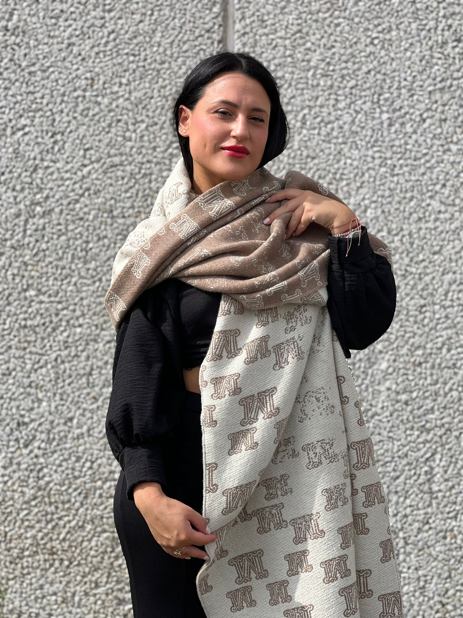 indossata Sciarpa Max Mara in 100% cashmere color cammello con bordi sfrangiati.