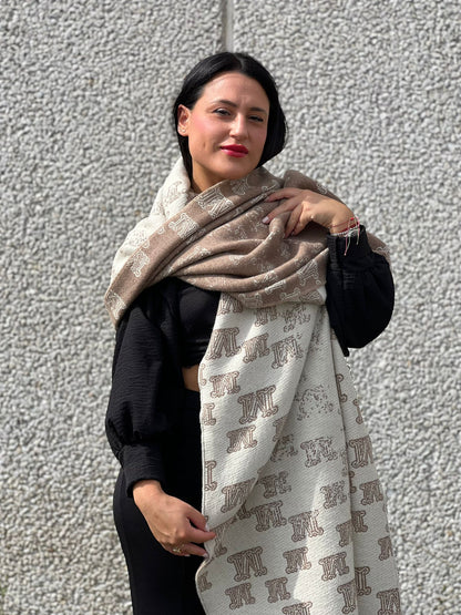 indossata Sciarpa Max Mara in 100% cashmere color cammello con bordi sfrangiati.